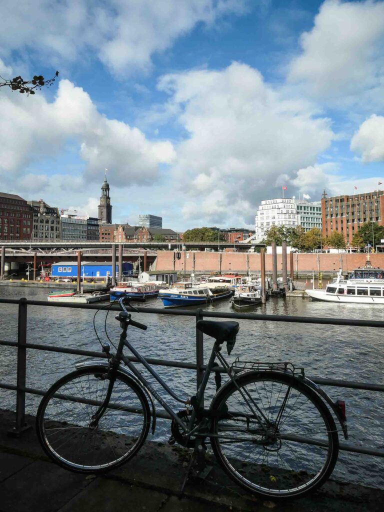 Fahrrad lehnt an Gitter, Kanal und Kirche im Hintergrund Lisa Freudlsperger