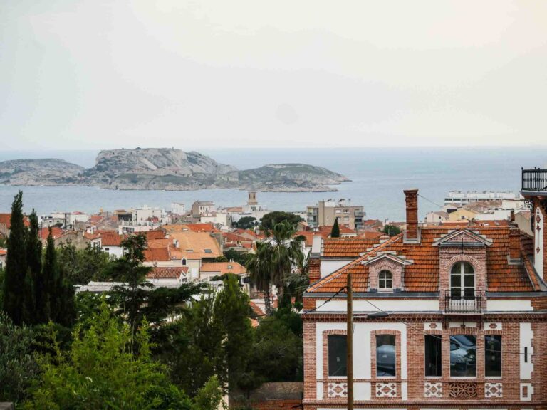 Aussicht auf mediterrane Stadt, Meer und Insel Foto: Lisa Freudlsperger