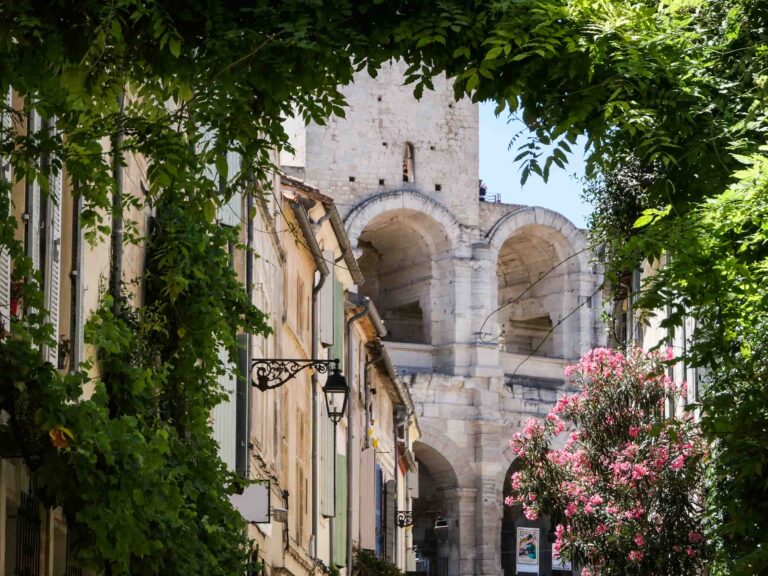 Grün eingewachsene Gasse mit Blick auf ein Amphitheater Foto: Lisa Freudlsperger