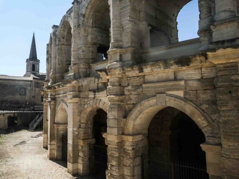 Blick auf die Arena von Arles und steinerne Kirche im Hintergrund Foto: Lisa Freudlsperger