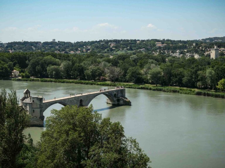 Blick auf steinerne Brücke im Fluss Foto: Lisa Freudlsperger