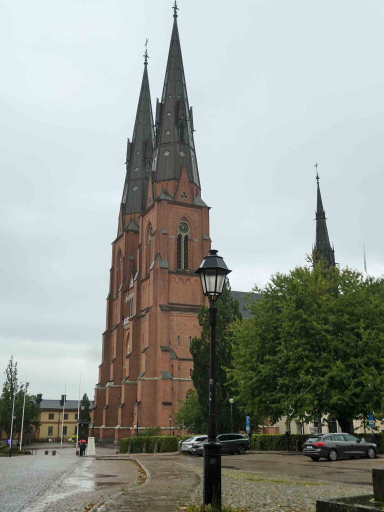 Blick auf eine imposante Kathedrale aus Backsteinen Foto: Lisa Freudlsperger