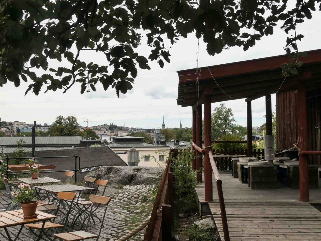 Aussicht über einen Biergarten hinweg auf Stockholm in der Ferne. Foto: Lisa Freudlsperger