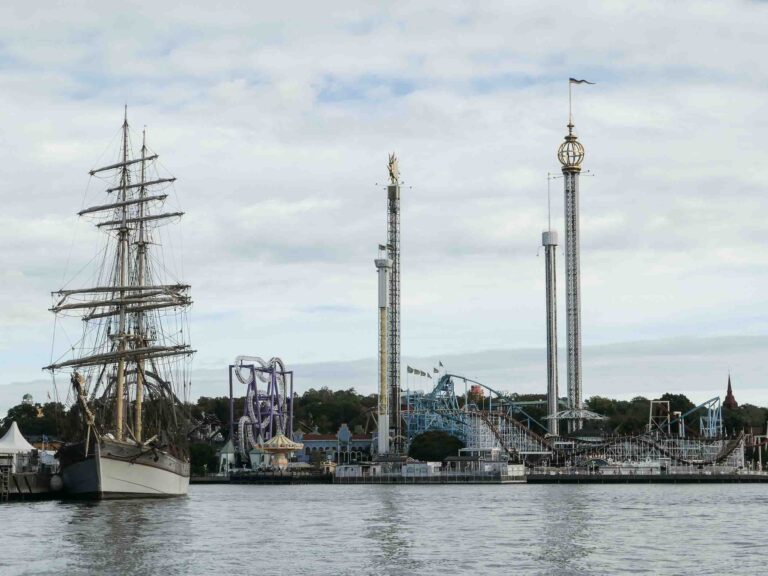Blick auf Vergnügungspark und Segelschiff Foto: Lisa Freudlsperger