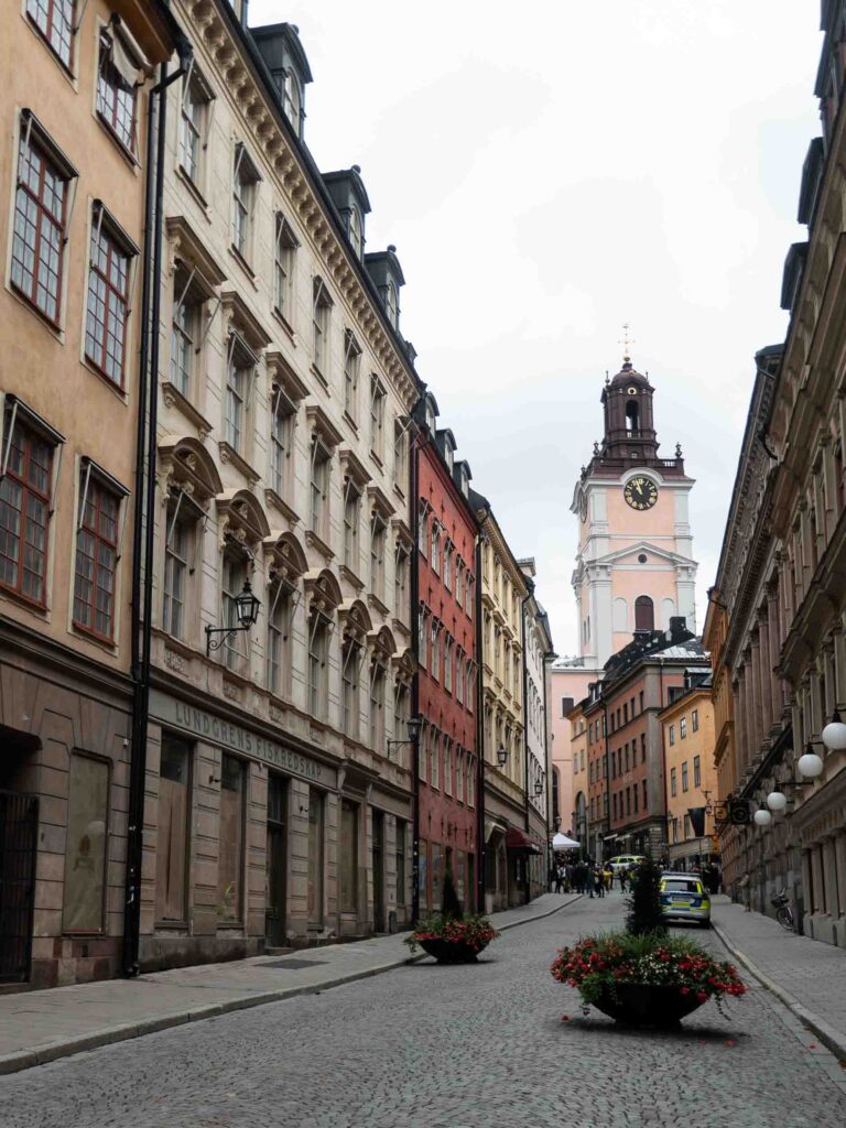 Blick auf einen Kirchturm am Ende einer Gasse von Herrenhäusern in Rottönen Foto: Lisa Freudlsperger