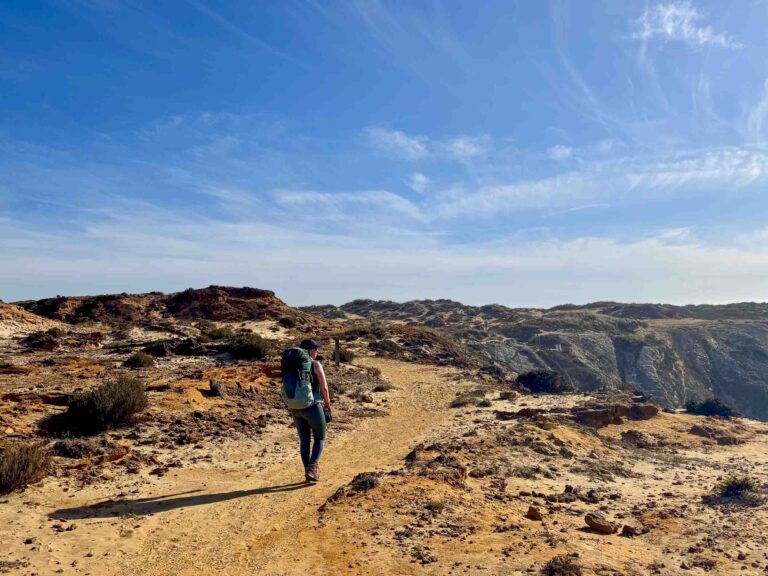 Frau wandert auf Küstenweg Foto: Stefanie Krieger