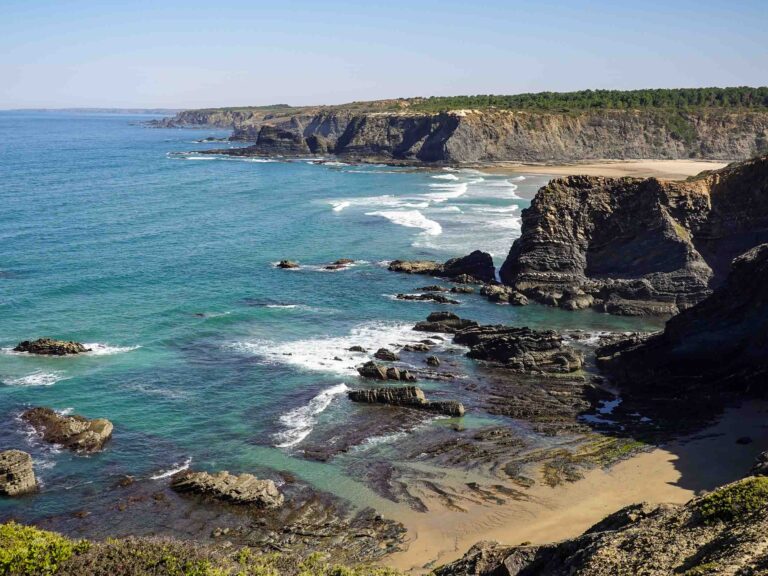 Blick auf Felsküste und Meer von oben Foto: Lisa Freudlsperger