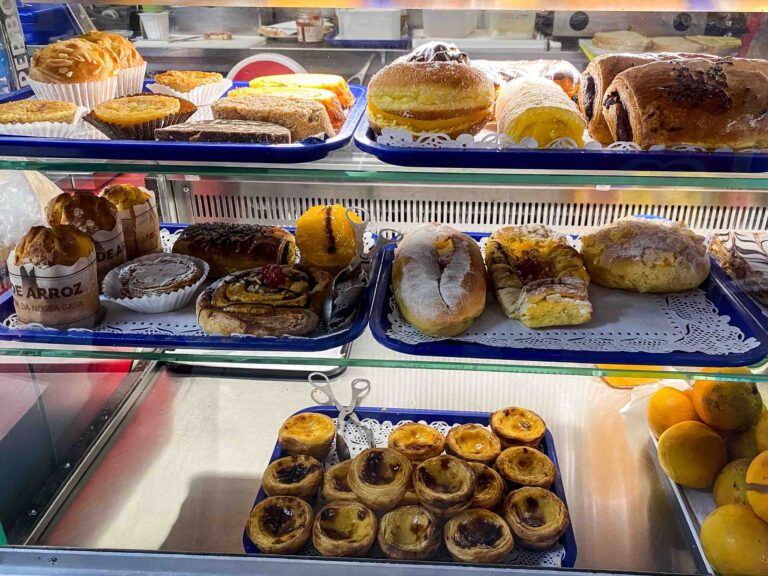 Blick auf Theke mit Gebäck Foto: Lisa Freudlsperger