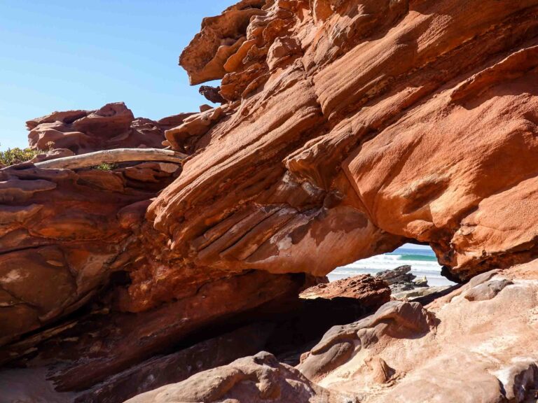 Rote Felsformationen, durch deren Lücke man das Meer sehen kann Foto: Lisa Freudlsperger