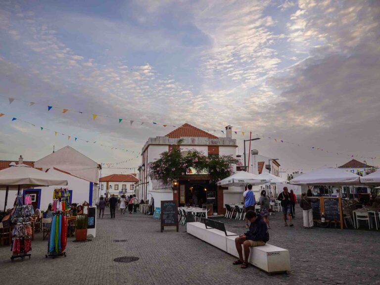 Weiß-blaue Häuser und ein Marktplatz in Kleinstadt in Portugal. Foto: Lisa Freudlsperger