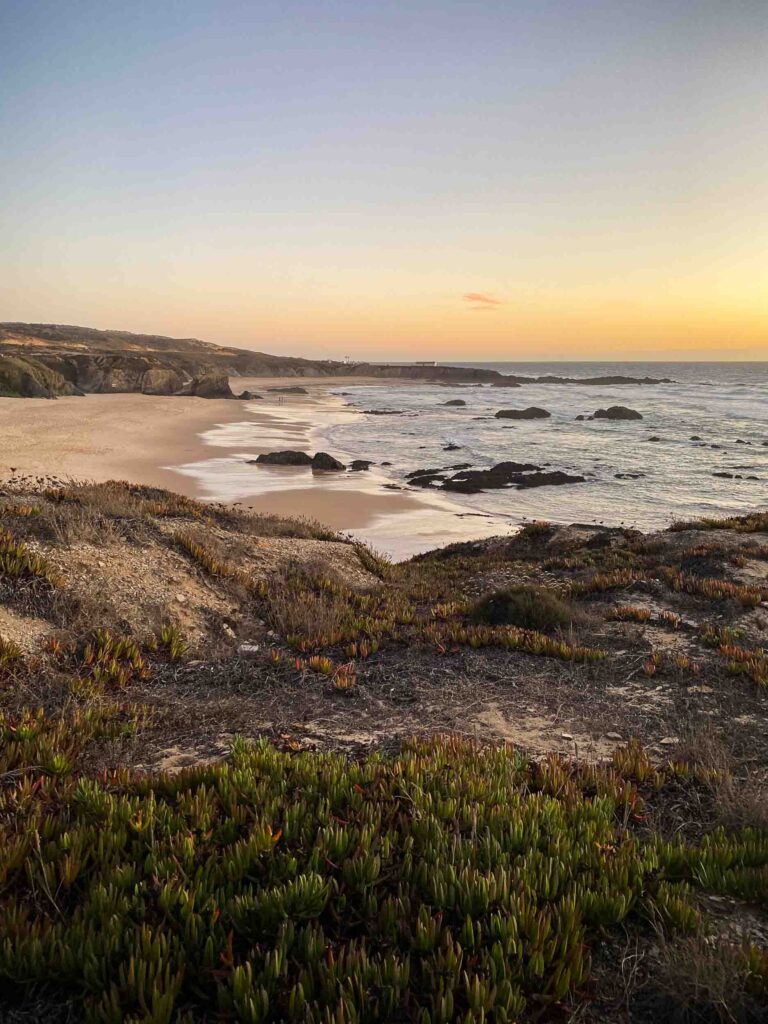 Sonnenuntergang an naturbelassenem Strand. Foto: Lisa Freudlsperger