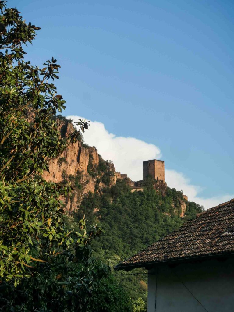 Blick auf eine Burgruine in den Bergen Foto: Lisa Freudlsperger