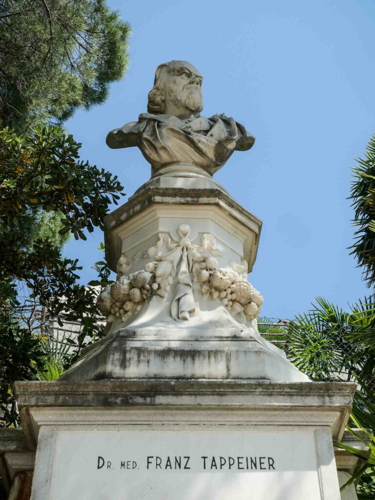 Büste von Franz Tappeiner vor blauem Himmel Foto: Lisa Freudlsperger