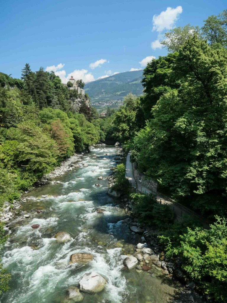 Blick auf Fluss und Berge Foto: Lisa Freudlsperger