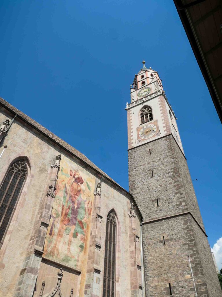 Blick nach oben auf gotische Kirche mit Malerei Foto: Lisa Freudlsperger