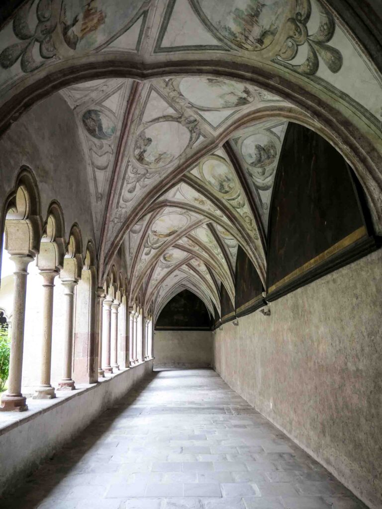 Blick entlang eines Korridors eines Franziskanerklosters Foto: Lisa Freudlsperger