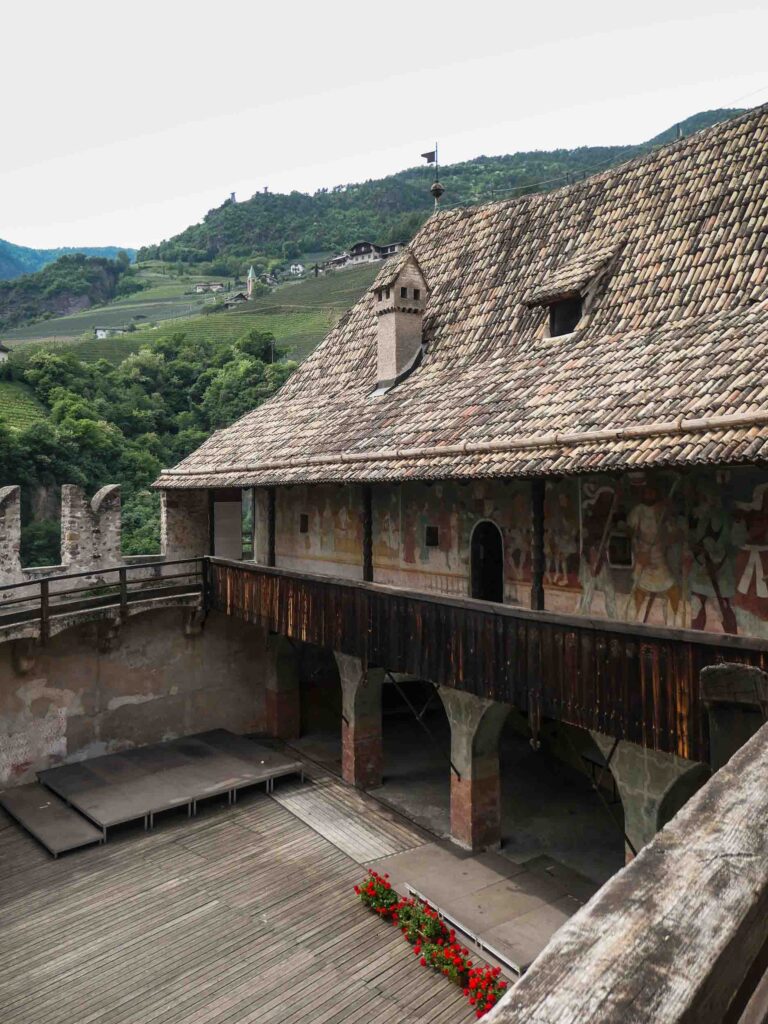 Blick auf Burganlage und Berge im Umland Foto: Lisa Freudlsperger
