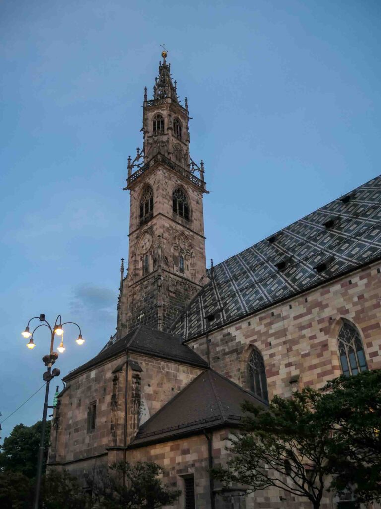 Gotischer Kirchturm nach Sonnenuntergang Foto: Lisa Freudlsperger